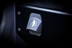 Napoleon Rogue SE 525 Gasgrill - All-black - Mit Edelstahlrosten, Sizzle Zone Und Heckbrenner - Grillfürst Edition Inkl. Abdeckhaube Im Karton - Modell 2022 -Napoleon Flaschenoeffner all black 2