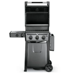 Napoleon Freestyle 365 Gasgrill, Graphit - Mit Seitenbrenner - Modell 2023 - X-DEAL Inkl. Abdeckhaube Und Gussplatte 22 Napoleon Freestyle 365 Gasgrill, Graphit - Mit Seitenbrenner - Modell 2023 - X-DEAL Inkl. Abdeckhaube Und Gussplatte -Napoleon Napoleon Freestyle 365 SB front Seite abgeklappt 1