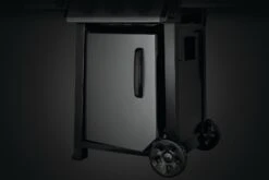 Napoleon Freestyle 365 Gasgrill, Graphit - Mit Sizzle Zone Und Tür - Modell 2023 NEU 19 Napoleon Freestyle 365 Gasgrill, Graphit - Mit Sizzle Zone Und Tür - Modell 2023 NEU -Napoleon Napoleon Freestyle 365 Sizzle Zone Tuer offen