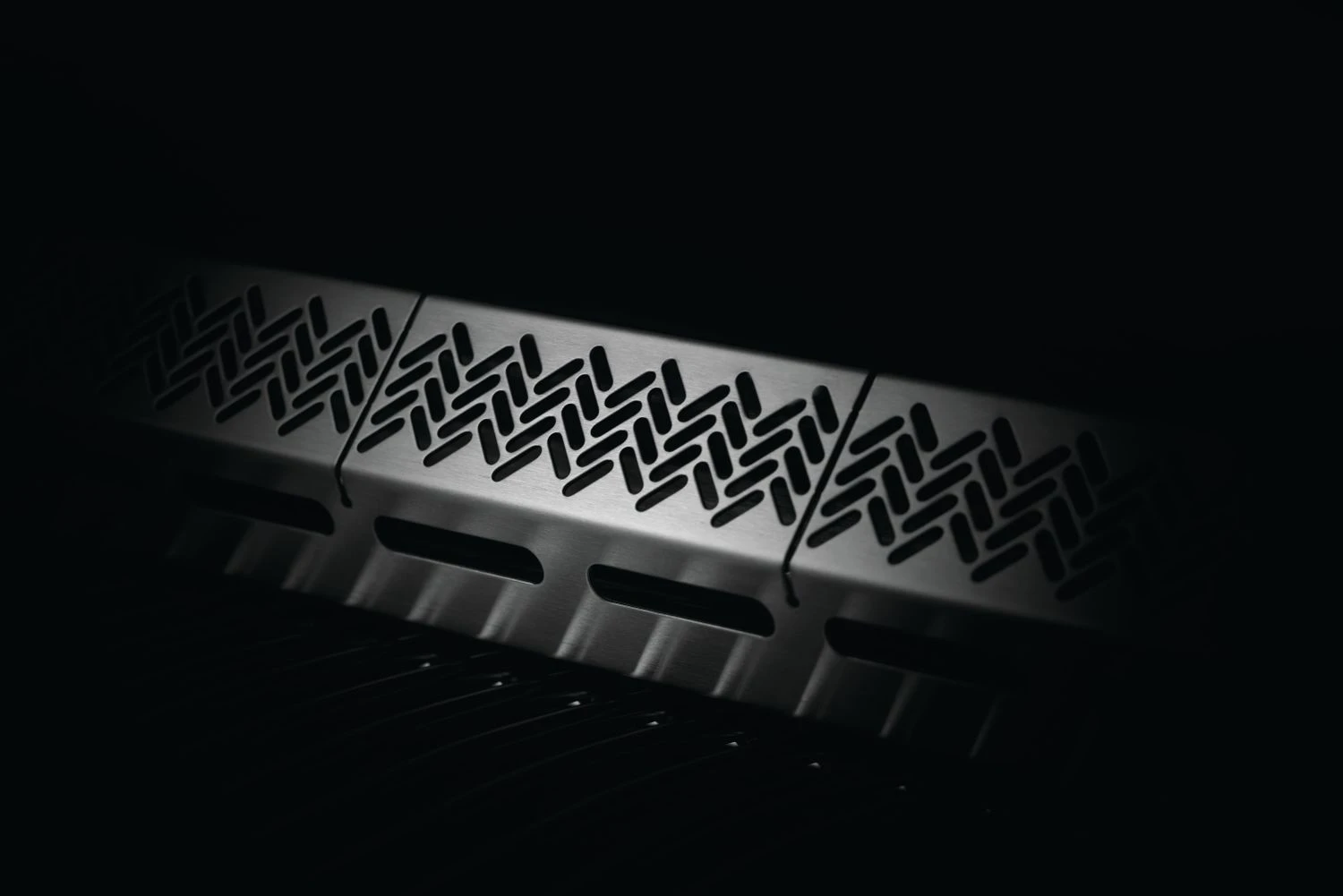 Napoleon Rogue 425 Gasgrill - All Black - Mit Seitenbrenner - Hero Modell 2023 Mit Heckbrenner Inkl. Drehspieß, Abdeckhaube Und Grillplatte 5 Napoleon Rogue 425 Gasgrill - All Black - Mit Seitenbrenner - Hero Modell 2023 Mit Heckbrenner Inkl. Drehspieß, Abdeckhaube Und Grillplatte – Bild 5