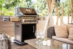 Napoleon Rogue SE 425 Gasgrill, Schwarz Mit Gussrosten - Hero Modell 2023 Inkl. Drehspieß - SMART Deal Inkl. Grillfürst Grill Control -Napoleon Napoleon Gasgrill Rogue SE 425 Lifestyle Terasse