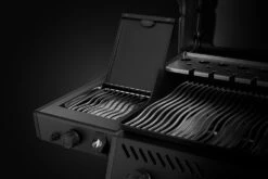 Napoleon Phantom Freestyle 425 Gasgrill, Mattschwarz - Mit Sizzle Zone Und Tür - Modell 2023 -Napoleon Napoleon Phantom Freestyle F425DSIBPK PHM Detail Side Burner
