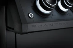 Napoleon Phantom Rogue SE 425 Gasgrill, Mattschwarz Mit Sizzle Zone Und Heckbrenner - Modell 2023 -Napoleon Napoleon Phantom Rogue RSE425SIBK 1PHM Detail Badge