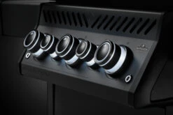 Napoleon Phantom Rogue SE 425 Gasgrill, Mattschwarz Mit Sizzle Zone Und Heckbrenner - Modell 2023 -Napoleon Napoleon Phantom Rogue RSE425SIBK 1PHM Detail Knobs