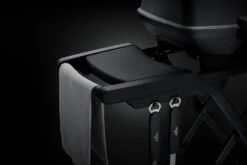 Napoleon Phantom TravelQ PRO285X Kompakt Gasgrill, Mattschwarz - Mit Klappbarem Wagen Inkl. Warmhalterost - Modell 2023 -Napoleon Napoleon Phantom TravelQ PRO285X Seitenablagen