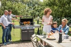 Napoleon Prestige 500 Gasgrill, Charcoal Grau - Mit Safety Glow - X-DEAL Inkl. Grillthermometer, Schneidebrett Und Windschild Für SIZZLE ZONE -Napoleon Napoleon Prestige 500 grau p500grey lifestyle 1 1