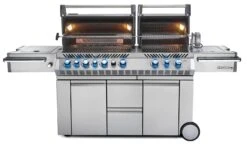 Napoleon Prestige Pro 825-3 Edelstahl Gasgrill Inkl. Drehspieß Und Bodenbeleuchtung + Gratis Napoleon Holzkohlegrill Kugelgrill Ø 57cm -Napoleon Napoleon Prestige Pro 825 Gasgrill offen 2