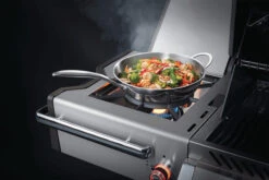Napoleon Prestige Pro 825-3 Edelstahl Gasgrill Inkl. Drehspieß Und Bodenbeleuchtung + Gratis Napoleon TravelQ PRO285 Kompakt Gasgrill -Napoleon Napoleon Prestige Pro 825 Seitenbrenner Wok 3