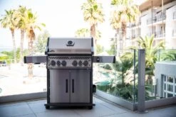 Napoleon Rogue SE 525 Edelstahl Gasgrill Mit Sizzle Zone Und Heckbrenner - Modell 2023 -Napoleon Napoleon Rogue RSE 525 Edelstahl lifestyle