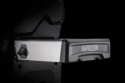 Napoleon Rogue SE 425 Gasgrill, Schwarz Mit Gussrosten - Hero Modell 2023 Inkl. Drehspieß - SMART Deal Inkl. Grillfürst Grill Control -Napoleon Napoleon Rogue SE Seitenablage mit Logo 3