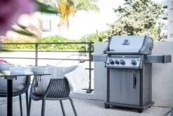 Napoleon Rogue XT 425 Edelstahl Gasgrill Mit Sizzle Zone - Modell 2023 -Napoleon Napoleon Rogue XT 425 Edelstahl Lifestyle
