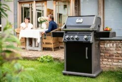 Napoleon Rogue XT 425 Gasgrill - All Black - Mit Sizzle Zone - Modell 2023 -Napoleon Napoleon Rogue XT 425 Gasgrill mit Sizzle Zone Lifestyle