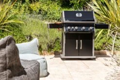 Napoleon Rogue XT 525 Gasgrill - All Black - Mit Sizzle Zone - Modell 2023 -Napoleon Napoleon Rogue XT 525 Gasgrill mit Sizzle Zone Lifestyle02