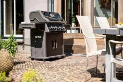 Napoleon Rogue XT 525 Gasgrill - All Black - Mit Sizzle Zone - Modell 2023 -Napoleon Napoleon Rogue XT 525 Gasgrill mit Sizzle Zone Lifestyle03