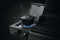 Napoleon Freestyle 365 Gasgrill, Graphit - Mit Seitenbrenner - Modell 2023 - X-DEAL Inkl. Abdeckhaube Und Gussplatte 37 Napoleon Freestyle 365 Gasgrill, Graphit - Mit Seitenbrenner - Modell 2023 - X-DEAL Inkl. Abdeckhaube Und Gussplatte -Napoleon Napoleon Seitenkocher Freestyle Pfannen Toepfe 1