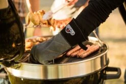 Napoleon Holzkohlegrill Kugelgrill Ø 57cm Mit Gussrost Und Deckelscharnier PRO22K-LEG -Napoleon Napoleon pro22k leg lifestyle2