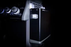 Napoleon Rogue SE 525 Gasgrill - All-black - Mit Sizzle Zone Und Heckbrenner - Grillfürst Edition Inkl. Abdeckhaube Im Karton + Gussplatte - Modell 2022 -Napoleon Seitenablage abgeklappt all black 3