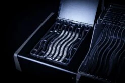 Napoleon Rogue SE 525 Gasgrill - All-black - Mit Sizzle Zone Und Heckbrenner - Grillfürst Edition Inkl. Abdeckhaube Im Karton + Gussplatte - Modell 2022 -Napoleon Sizzle Zone All Black 3