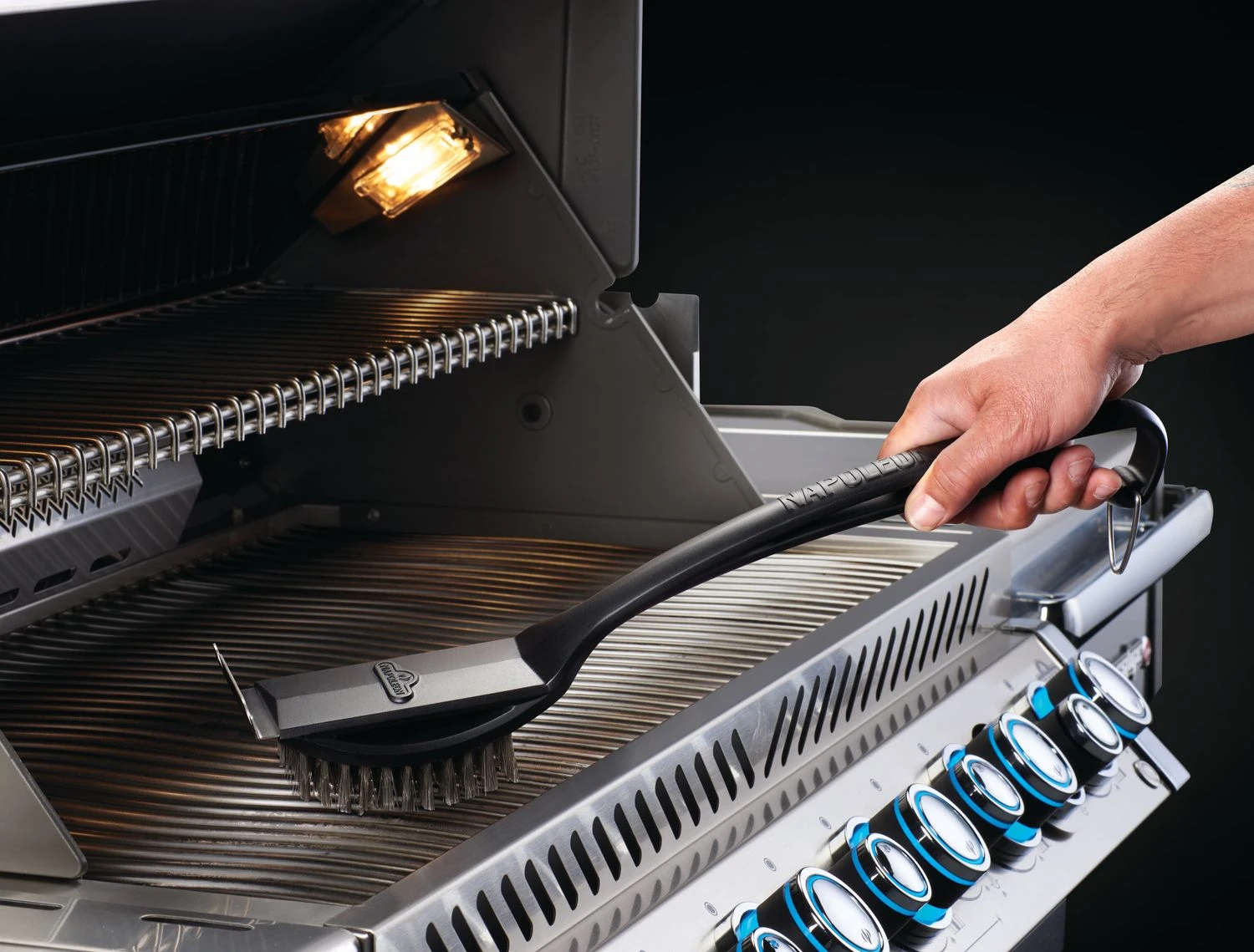 Napoleon Grillbürste Mit Edelstahlborsten Und Grillschaber 2 Napoleon Grillbürste Mit Edelstahlborsten Und Grillschaber – Bild 2