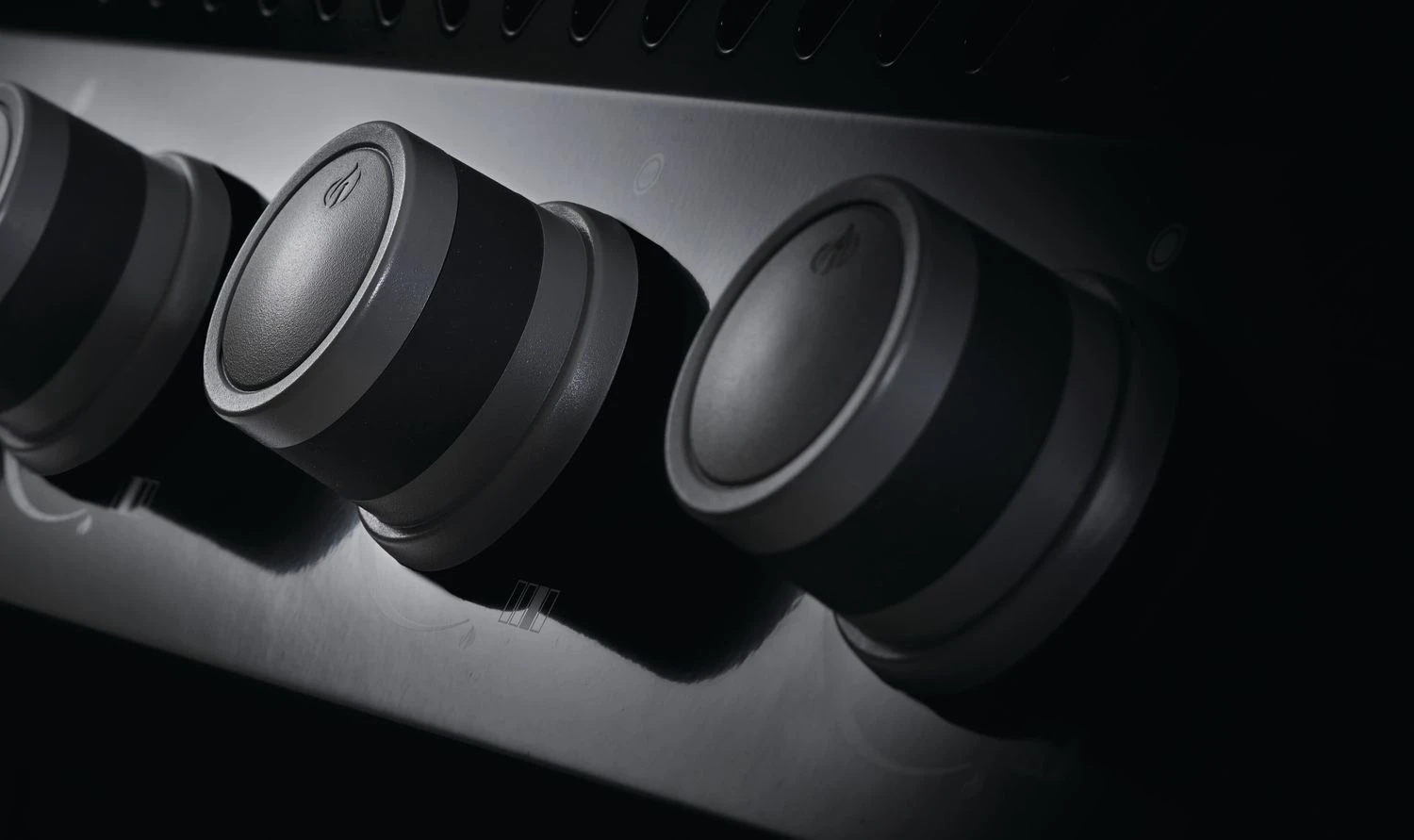 Napoleon Rogue 425 Gasgrill - All Black - Mit Seitenbrenner - Hero Modell 2023 Mit Heckbrenner Inkl. Drehspieß, Abdeckhaube Und Grillplatte 11 Napoleon Rogue 425 Gasgrill - All Black - Mit Seitenbrenner - Hero Modell 2023 Mit Heckbrenner Inkl. Drehspieß, Abdeckhaube Und Grillplatte – Bild 11